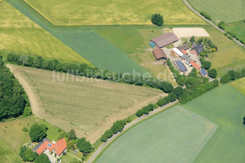 Oelde aus der Vogelperspektive: Gehöft eines Bauernhofes am Rand von bestellten Feldern in Oelde im Bundesland Nordrhein-Westfalen