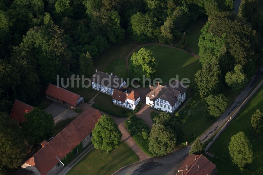 Brakel von oben - Gehöft eines Bauernhofes am Rand von bestellten Feldern im Ortsteil Abbenburg in Brakel im Bundesland Nordrhein-Westfalen