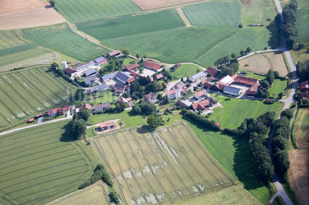 Mengkofen von oben - Gehöft eines Bauernhofes am Rand von bestellten Feldern im Ortsteil Ottending in Mengkofen im Bundesland Bayern