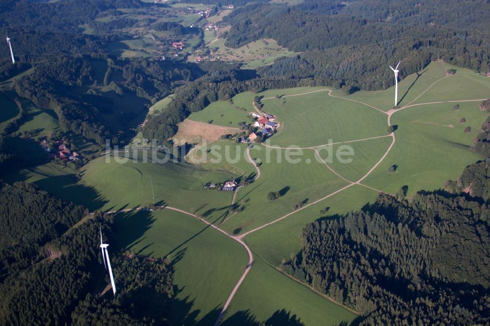 Freiamt von oben - Gehöft eines Bauernhofes am Rand von bestellten Feldern im Ortsteil Reichenbach in Freiamt im Bundesland Baden-Württemberg, Deutschland