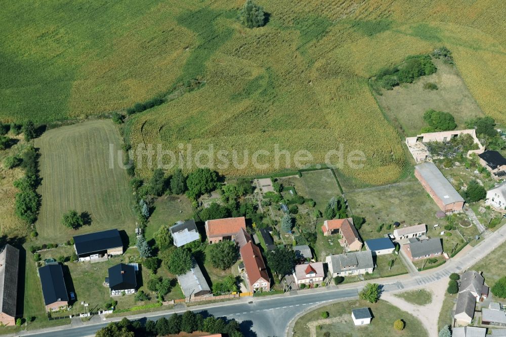 Luftbild Parmen Nordwestuckermark - Gehöft eines Bauernhofes am Rand von bestellten Feldern in Parmen - Nordwestuckermark im Bundesland Brandenburg