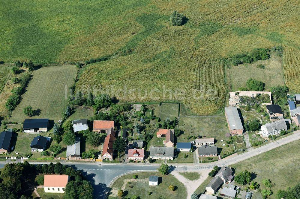 Parmen Nordwestuckermark von oben - Gehöft eines Bauernhofes am Rand von bestellten Feldern in Parmen - Nordwestuckermark im Bundesland Brandenburg