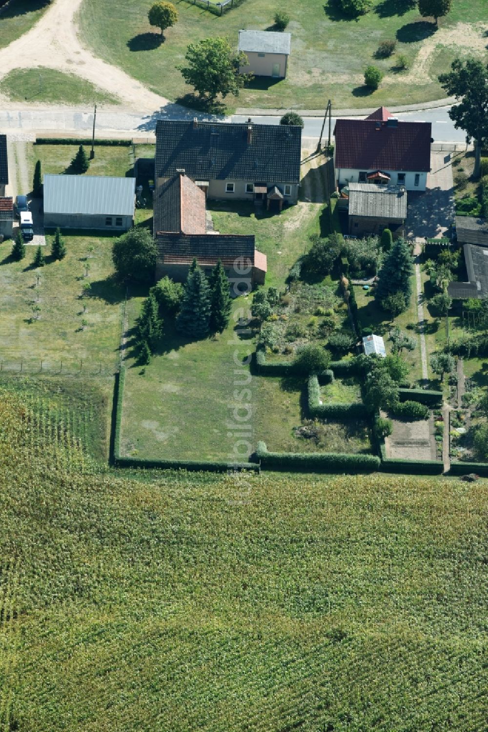 Luftaufnahme Parmen Nordwestuckermark - Gehöft eines Bauernhofes am Rand von bestellten Feldern in Parmen - Nordwestuckermark im Bundesland Brandenburg