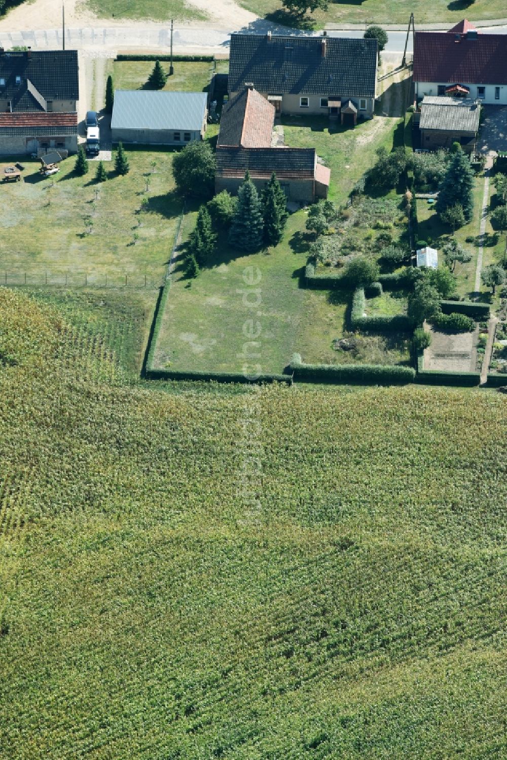 Parmen Nordwestuckermark von oben - Gehöft eines Bauernhofes am Rand von bestellten Feldern in Parmen - Nordwestuckermark im Bundesland Brandenburg