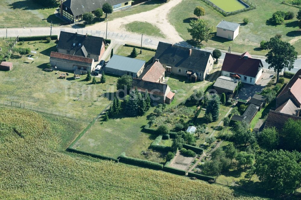 Parmen Nordwestuckermark aus der Vogelperspektive: Gehöft eines Bauernhofes am Rand von bestellten Feldern in Parmen - Nordwestuckermark im Bundesland Brandenburg