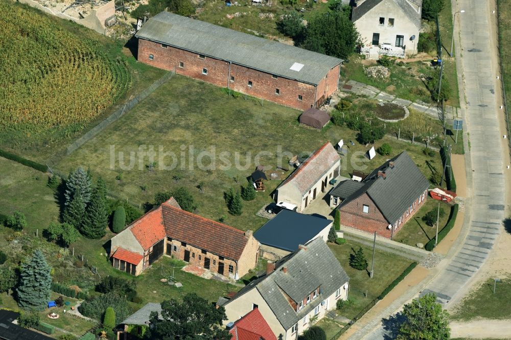 Luftaufnahme Parmen Nordwestuckermark - Gehöft eines Bauernhofes am Rand von bestellten Feldern in Parmen - Nordwestuckermark im Bundesland Brandenburg