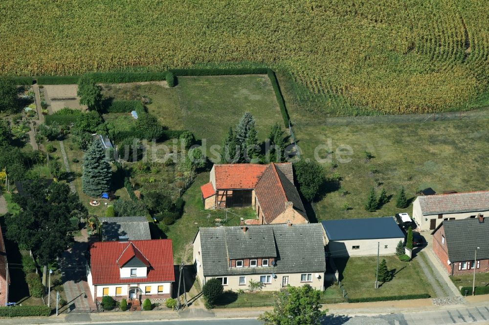 Parmen Nordwestuckermark von oben - Gehöft eines Bauernhofes am Rand von bestellten Feldern in Parmen - Nordwestuckermark im Bundesland Brandenburg