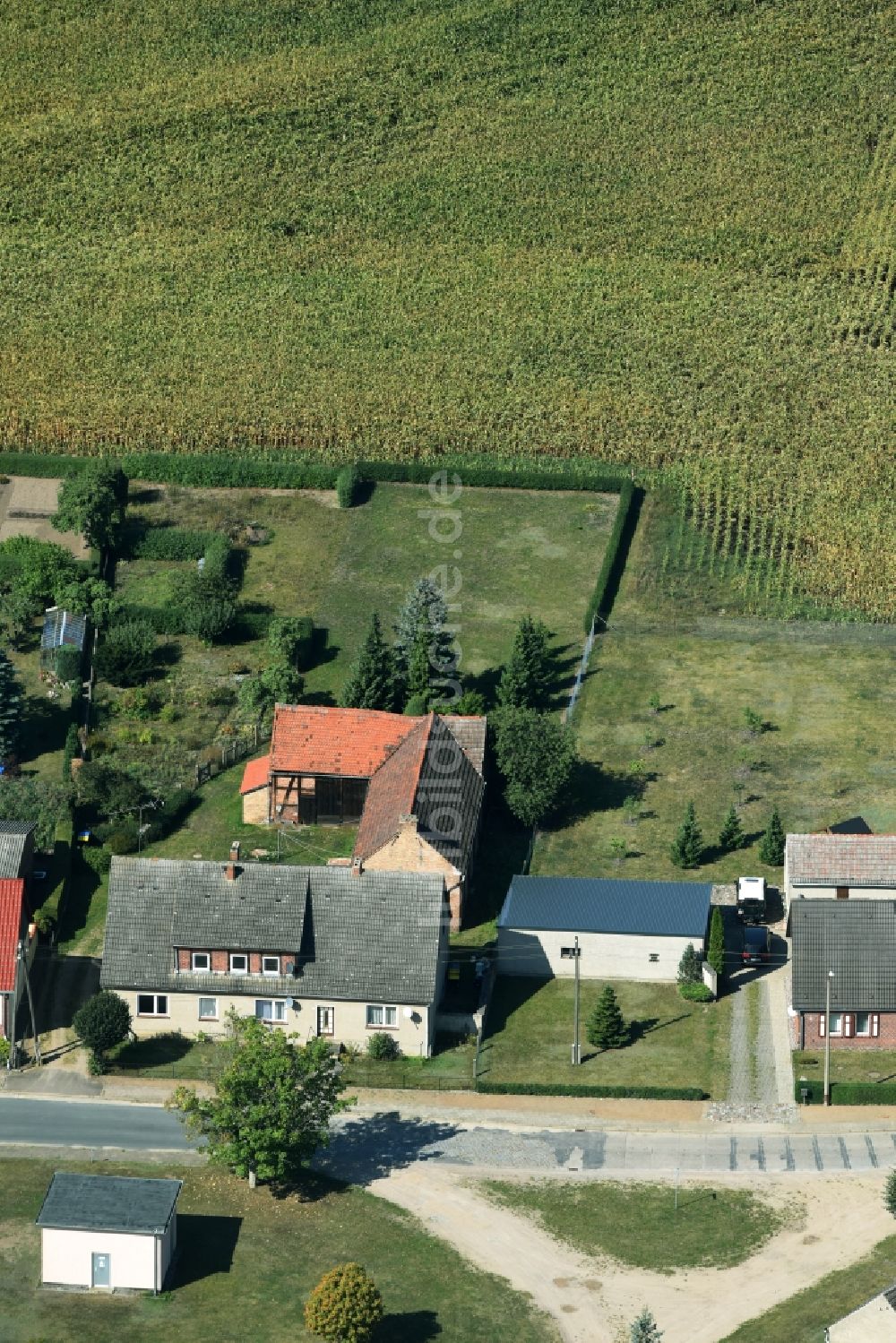 Parmen Nordwestuckermark aus der Vogelperspektive: Gehöft eines Bauernhofes am Rand von bestellten Feldern in Parmen - Nordwestuckermark im Bundesland Brandenburg