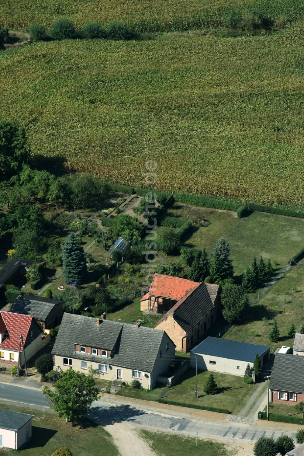 Luftbild Parmen Nordwestuckermark - Gehöft eines Bauernhofes am Rand von bestellten Feldern in Parmen - Nordwestuckermark im Bundesland Brandenburg