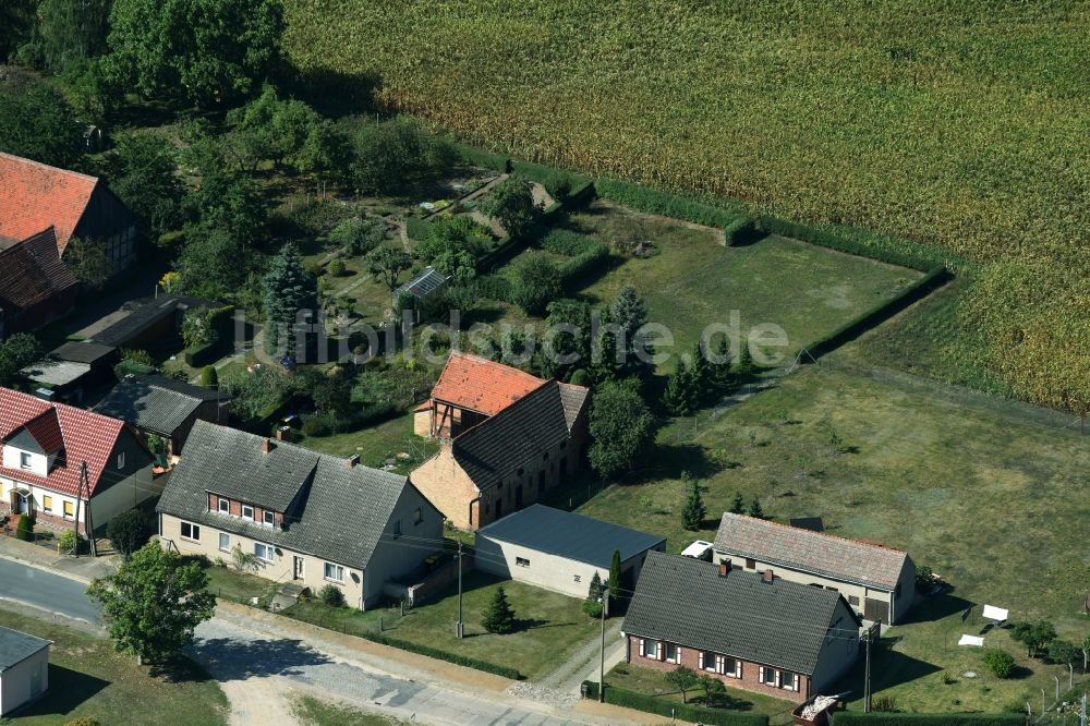 Luftaufnahme Parmen Nordwestuckermark - Gehöft eines Bauernhofes am Rand von bestellten Feldern in Parmen - Nordwestuckermark im Bundesland Brandenburg