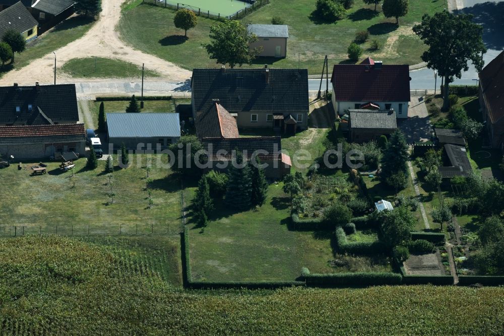 Parmen Nordwestuckermark von oben - Gehöft eines Bauernhofes am Rand von bestellten Feldern in Parmen - Nordwestuckermark im Bundesland Brandenburg