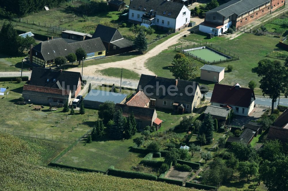 Parmen Nordwestuckermark aus der Vogelperspektive: Gehöft eines Bauernhofes am Rand von bestellten Feldern in Parmen - Nordwestuckermark im Bundesland Brandenburg