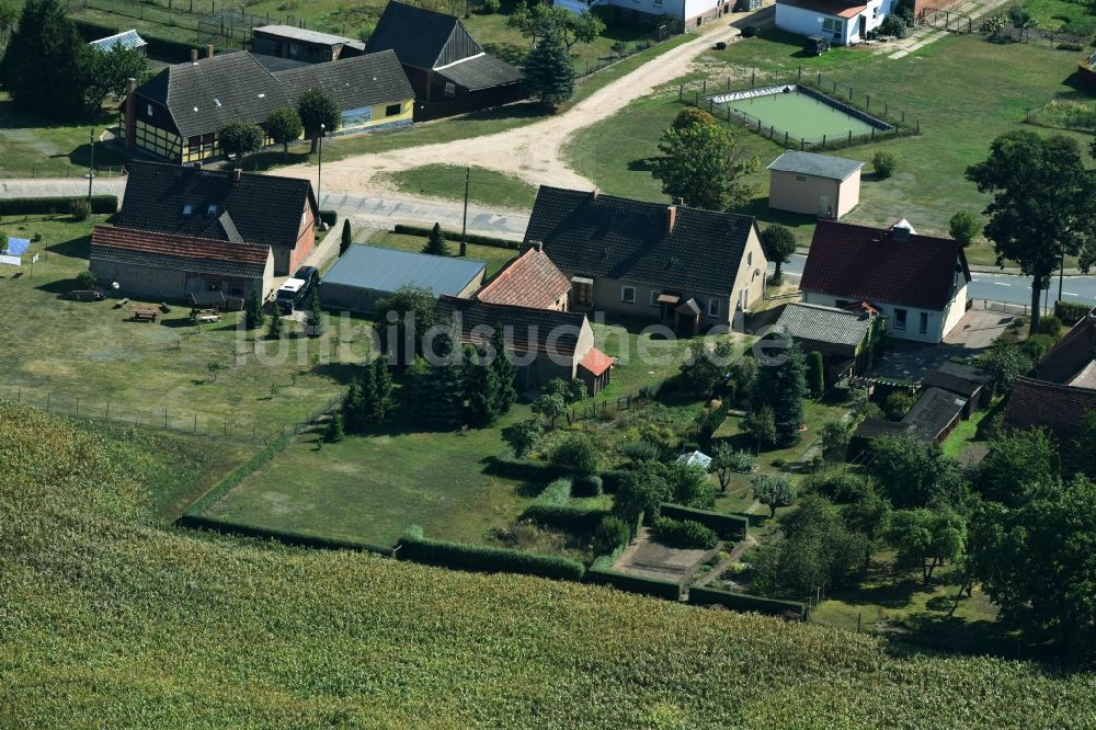 Luftbild Parmen Nordwestuckermark - Gehöft eines Bauernhofes am Rand von bestellten Feldern in Parmen - Nordwestuckermark im Bundesland Brandenburg