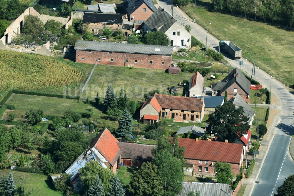 Parmen Nordwestuckermark von oben - Gehöft eines Bauernhofes am Rand von bestellten Feldern in Parmen - Nordwestuckermark im Bundesland Brandenburg