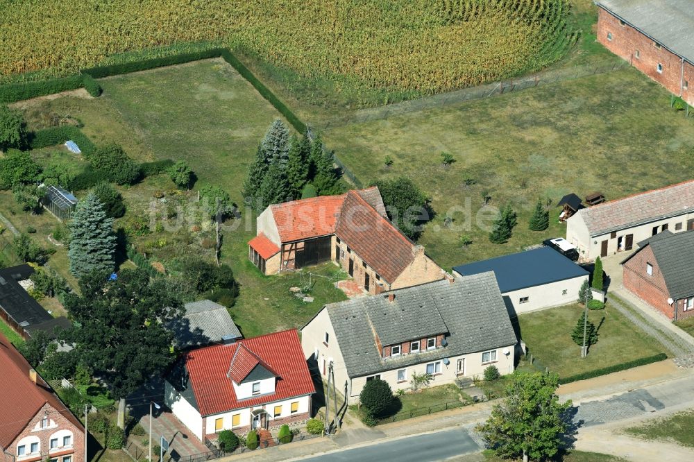 Parmen Nordwestuckermark aus der Vogelperspektive: Gehöft eines Bauernhofes am Rand von bestellten Feldern in Parmen - Nordwestuckermark im Bundesland Brandenburg