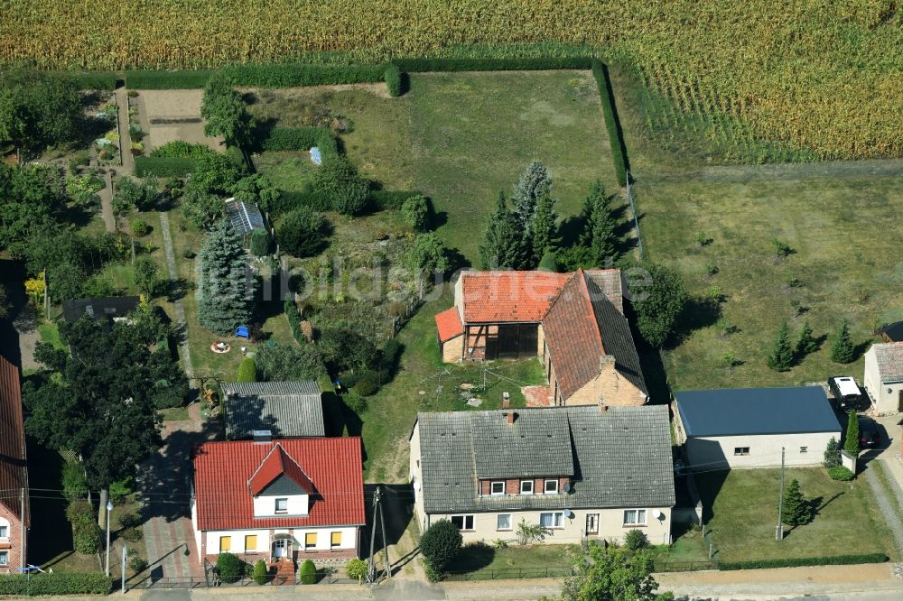 Luftbild Parmen Nordwestuckermark - Gehöft eines Bauernhofes am Rand von bestellten Feldern in Parmen - Nordwestuckermark im Bundesland Brandenburg