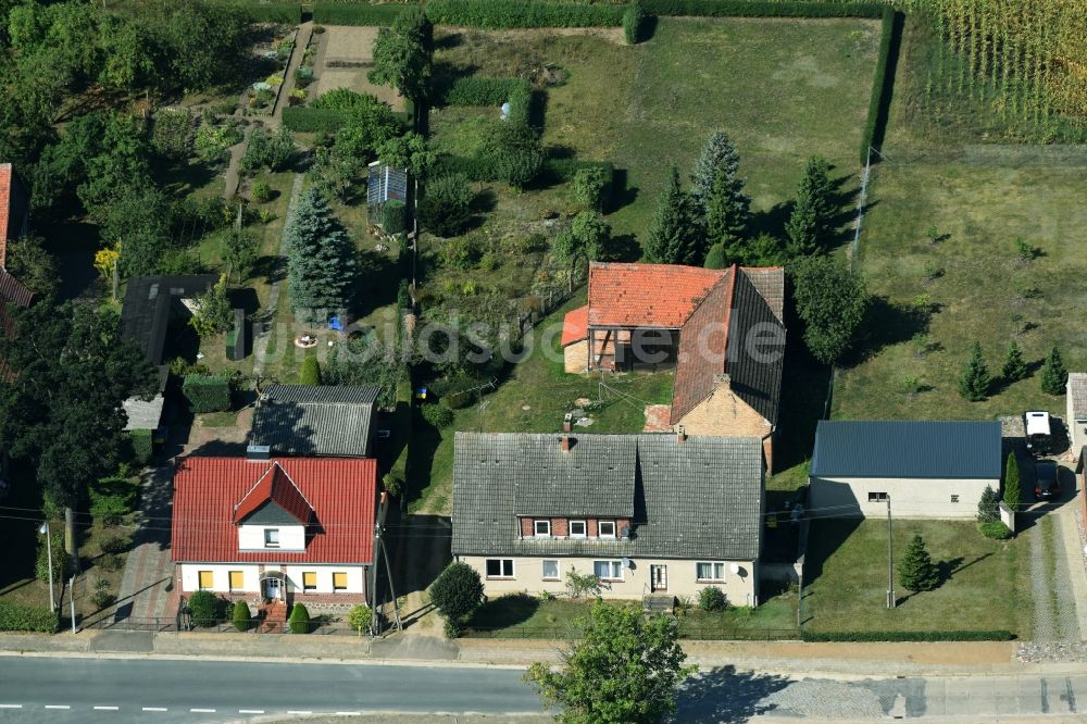 Luftaufnahme Parmen Nordwestuckermark - Gehöft eines Bauernhofes am Rand von bestellten Feldern in Parmen - Nordwestuckermark im Bundesland Brandenburg