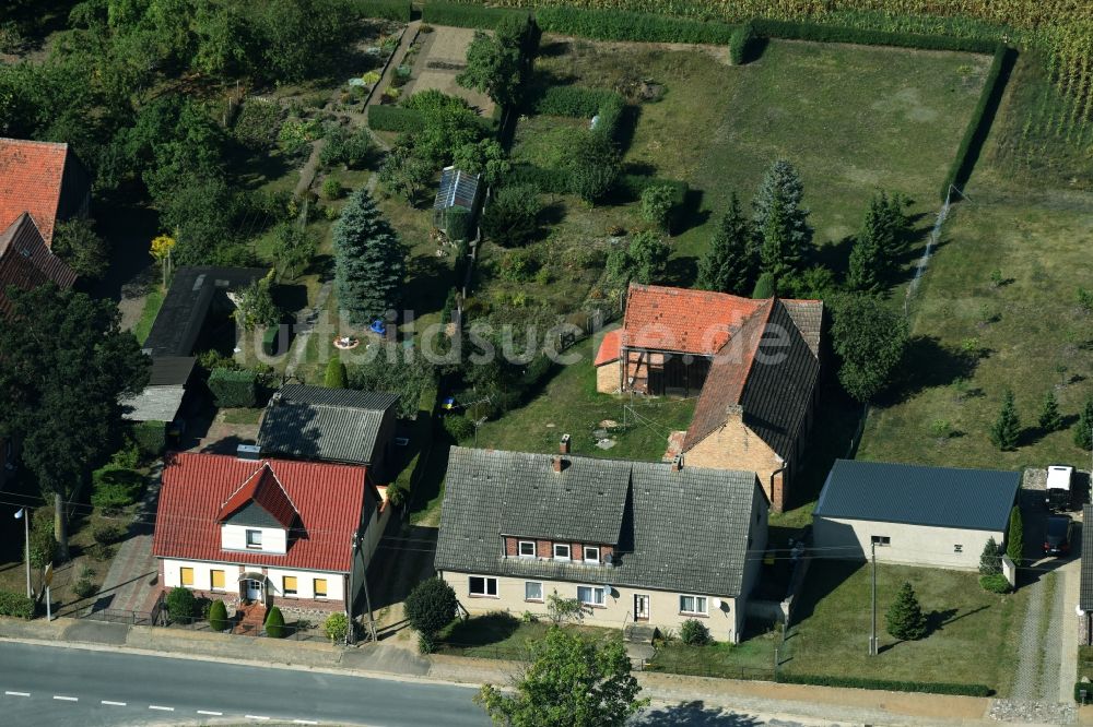 Parmen Nordwestuckermark von oben - Gehöft eines Bauernhofes am Rand von bestellten Feldern in Parmen - Nordwestuckermark im Bundesland Brandenburg