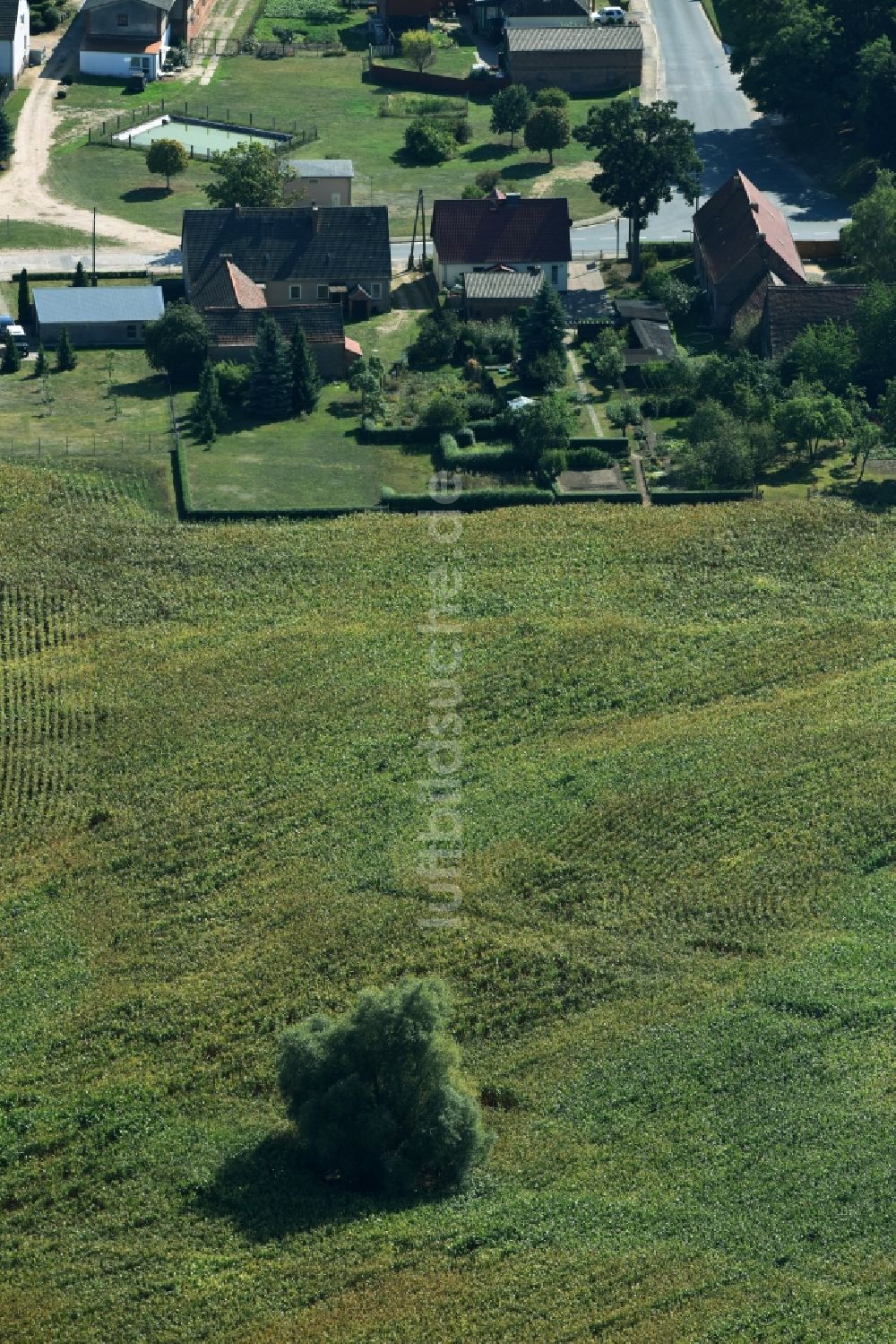 Parmen Nordwestuckermark aus der Vogelperspektive: Gehöft eines Bauernhofes am Rand von bestellten Feldern in Parmen - Nordwestuckermark im Bundesland Brandenburg