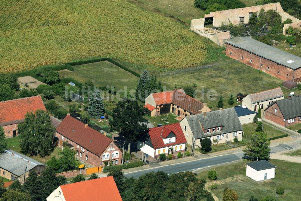 Parmen Nordwestuckermark von oben - Gehöft eines Bauernhofes am Rand von bestellten Feldern in Parmen - Nordwestuckermark im Bundesland Brandenburg