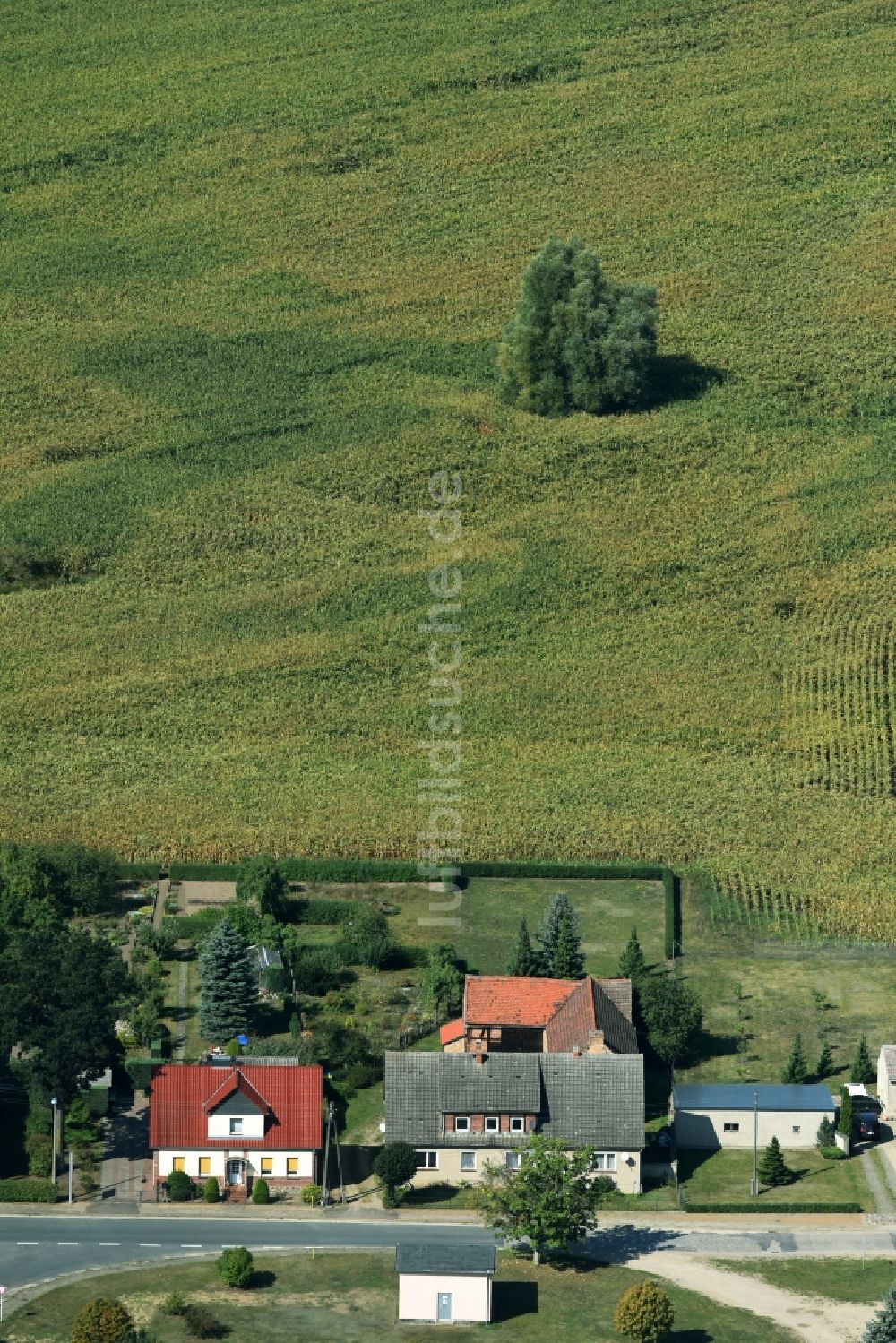 Luftbild Parmen Nordwestuckermark - Gehöft eines Bauernhofes am Rand von bestellten Feldern in Parmen - Nordwestuckermark im Bundesland Brandenburg