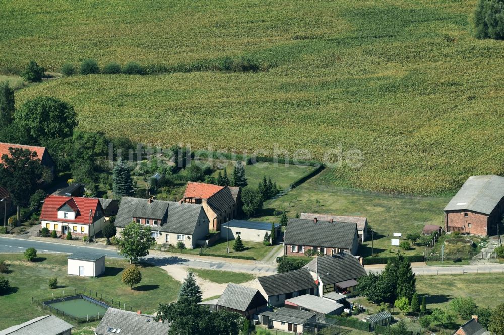 Parmen Nordwestuckermark von oben - Gehöft eines Bauernhofes am Rand von bestellten Feldern in Parmen - Nordwestuckermark im Bundesland Brandenburg