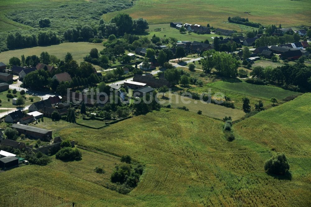 Parmen Nordwestuckermark aus der Vogelperspektive: Gehöft eines Bauernhofes am Rand von bestellten Feldern in Parmen - Nordwestuckermark im Bundesland Brandenburg