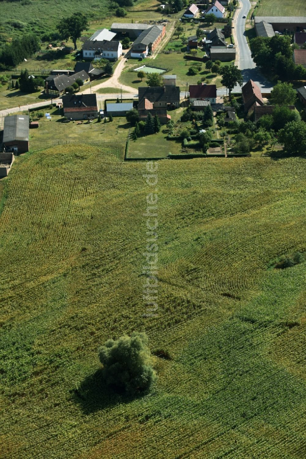 Parmen Nordwestuckermark aus der Vogelperspektive: Gehöft eines Bauernhofes am Rand von bestellten Feldern in Parmen - Nordwestuckermark im Bundesland Brandenburg