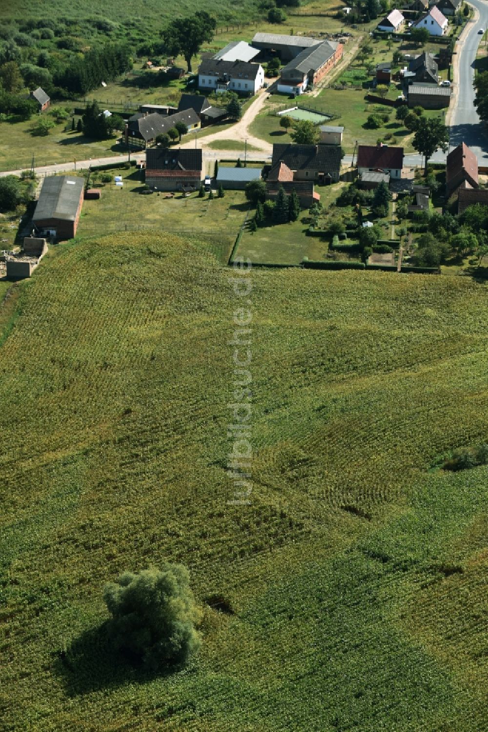 Luftbild Parmen Nordwestuckermark - Gehöft eines Bauernhofes am Rand von bestellten Feldern in Parmen - Nordwestuckermark im Bundesland Brandenburg