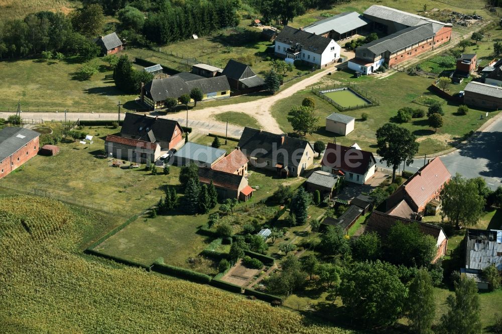 Luftbild Parmen Nordwestuckermark - Gehöft eines Bauernhofes am Rand von bestellten Feldern in Parmen - Nordwestuckermark im Bundesland Brandenburg