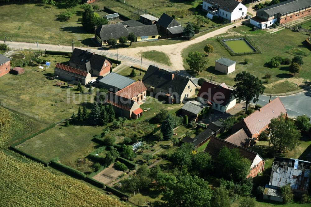 Luftaufnahme Parmen Nordwestuckermark - Gehöft eines Bauernhofes am Rand von bestellten Feldern in Parmen - Nordwestuckermark im Bundesland Brandenburg