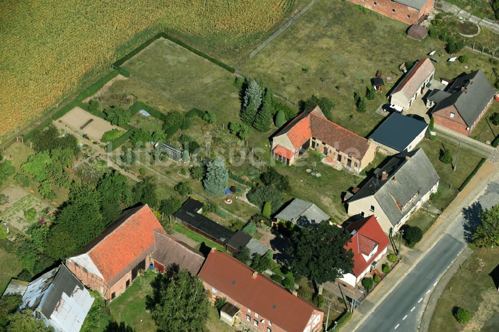 Parmen Nordwestuckermark aus der Vogelperspektive: Gehöft eines Bauernhofes am Rand von bestellten Feldern in Parmen - Nordwestuckermark im Bundesland Brandenburg