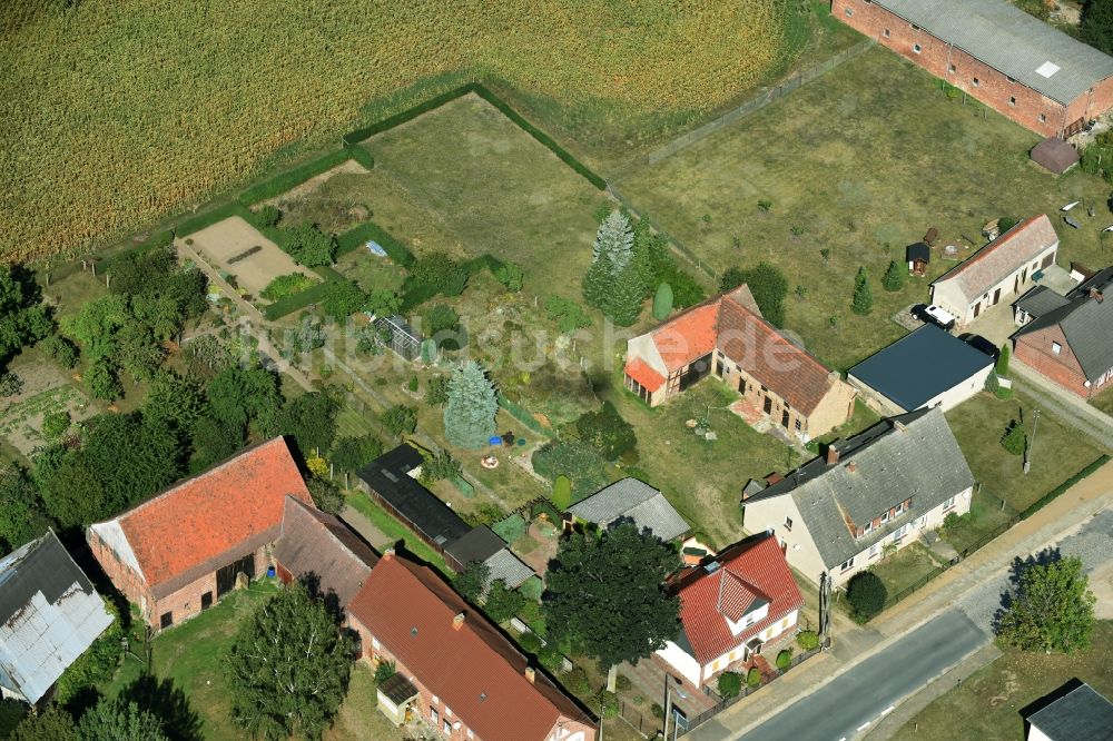 Luftbild Parmen Nordwestuckermark - Gehöft eines Bauernhofes am Rand von bestellten Feldern in Parmen - Nordwestuckermark im Bundesland Brandenburg