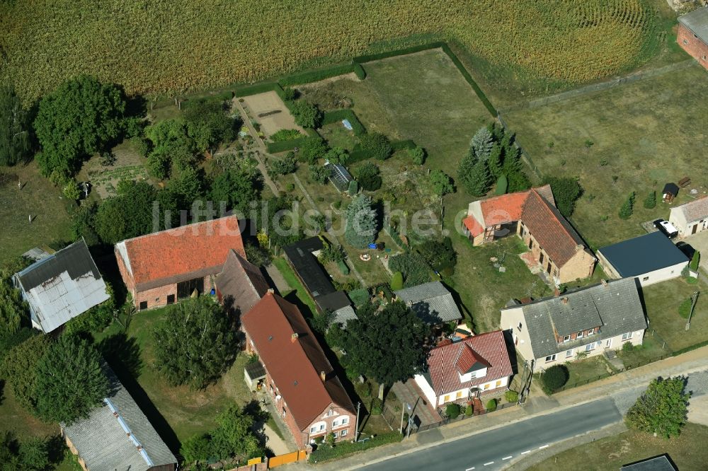 Luftaufnahme Parmen Nordwestuckermark - Gehöft eines Bauernhofes am Rand von bestellten Feldern in Parmen - Nordwestuckermark im Bundesland Brandenburg