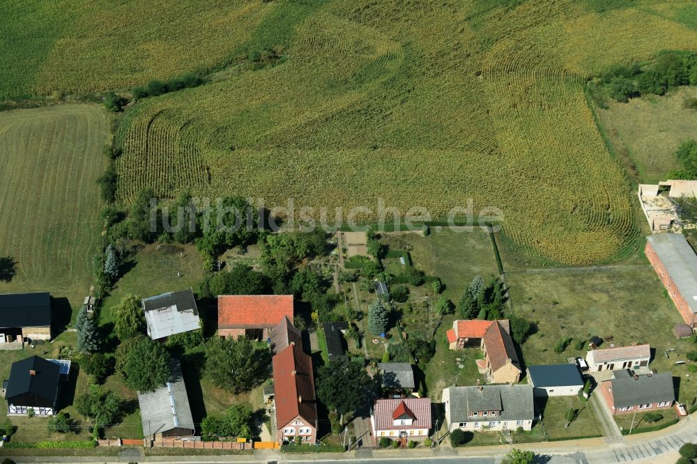 Parmen Nordwestuckermark von oben - Gehöft eines Bauernhofes am Rand von bestellten Feldern in Parmen - Nordwestuckermark im Bundesland Brandenburg