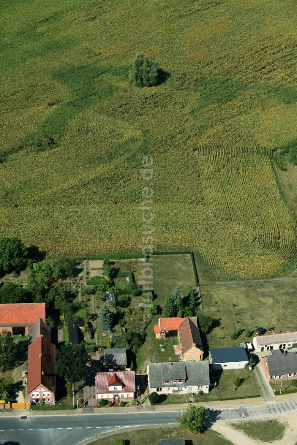 Parmen Nordwestuckermark aus der Vogelperspektive: Gehöft eines Bauernhofes am Rand von bestellten Feldern in Parmen - Nordwestuckermark im Bundesland Brandenburg