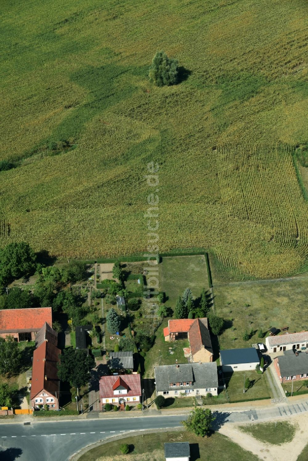 Luftbild Parmen Nordwestuckermark - Gehöft eines Bauernhofes am Rand von bestellten Feldern in Parmen - Nordwestuckermark im Bundesland Brandenburg