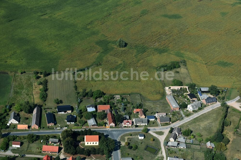 Luftaufnahme Parmen Nordwestuckermark - Gehöft eines Bauernhofes am Rand von bestellten Feldern in Parmen - Nordwestuckermark im Bundesland Brandenburg