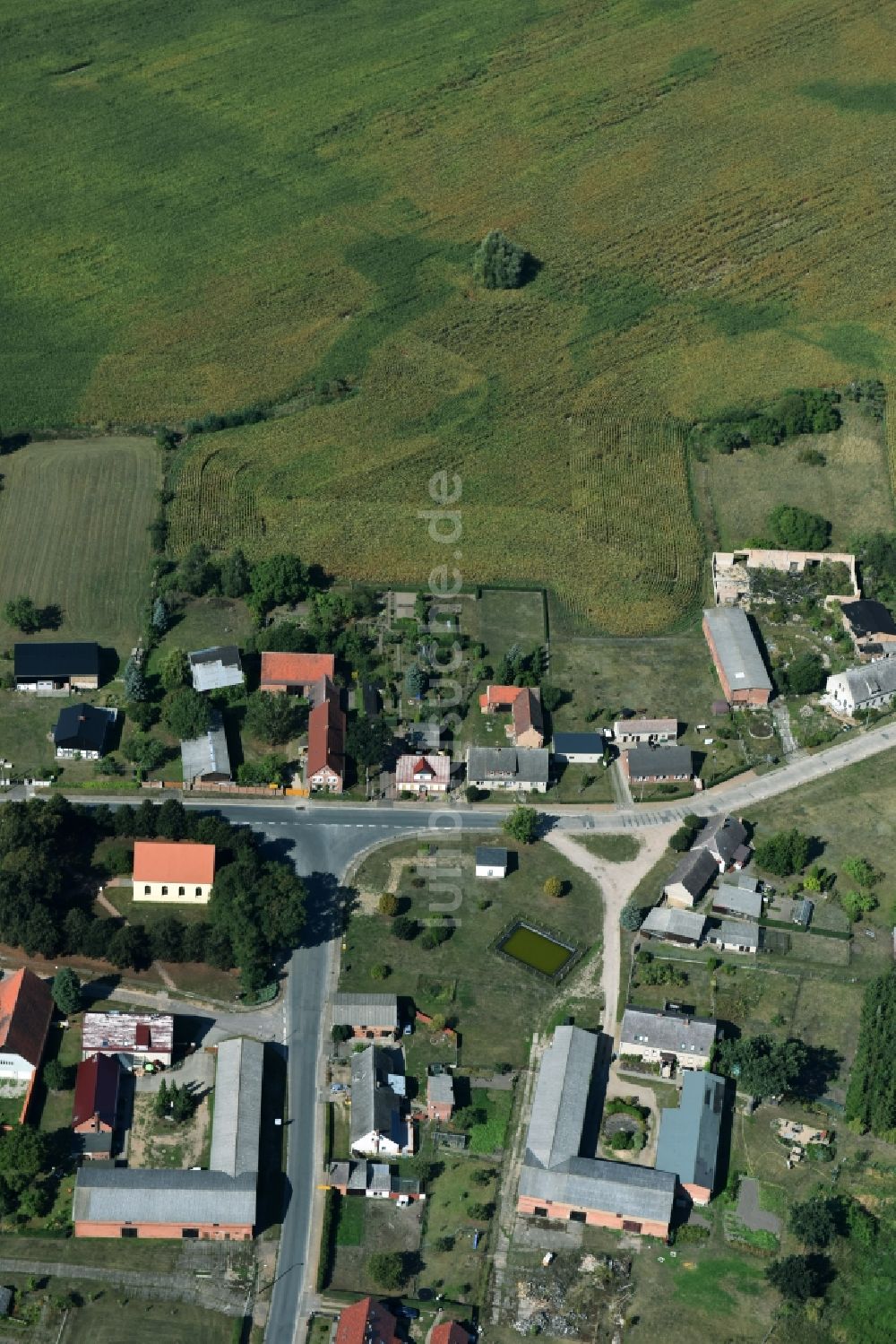 Parmen Nordwestuckermark von oben - Gehöft eines Bauernhofes am Rand von bestellten Feldern in Parmen - Nordwestuckermark im Bundesland Brandenburg