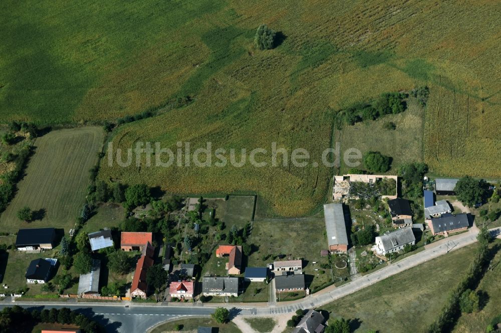 Parmen Nordwestuckermark aus der Vogelperspektive: Gehöft eines Bauernhofes am Rand von bestellten Feldern in Parmen - Nordwestuckermark im Bundesland Brandenburg