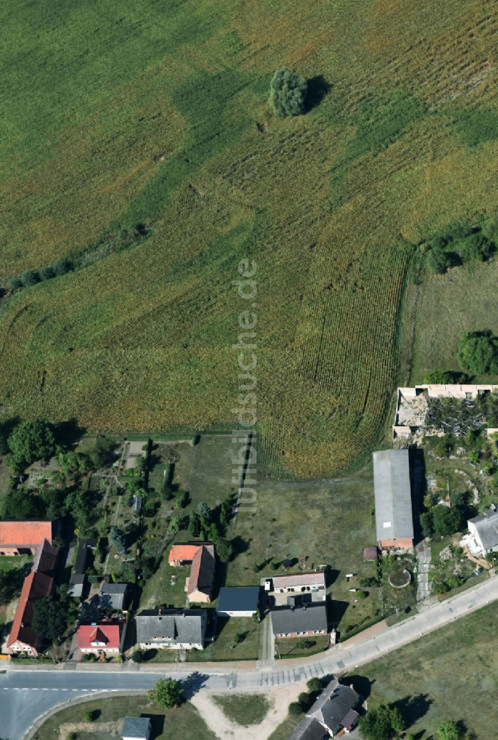 Luftbild Parmen Nordwestuckermark - Gehöft eines Bauernhofes am Rand von bestellten Feldern in Parmen - Nordwestuckermark im Bundesland Brandenburg