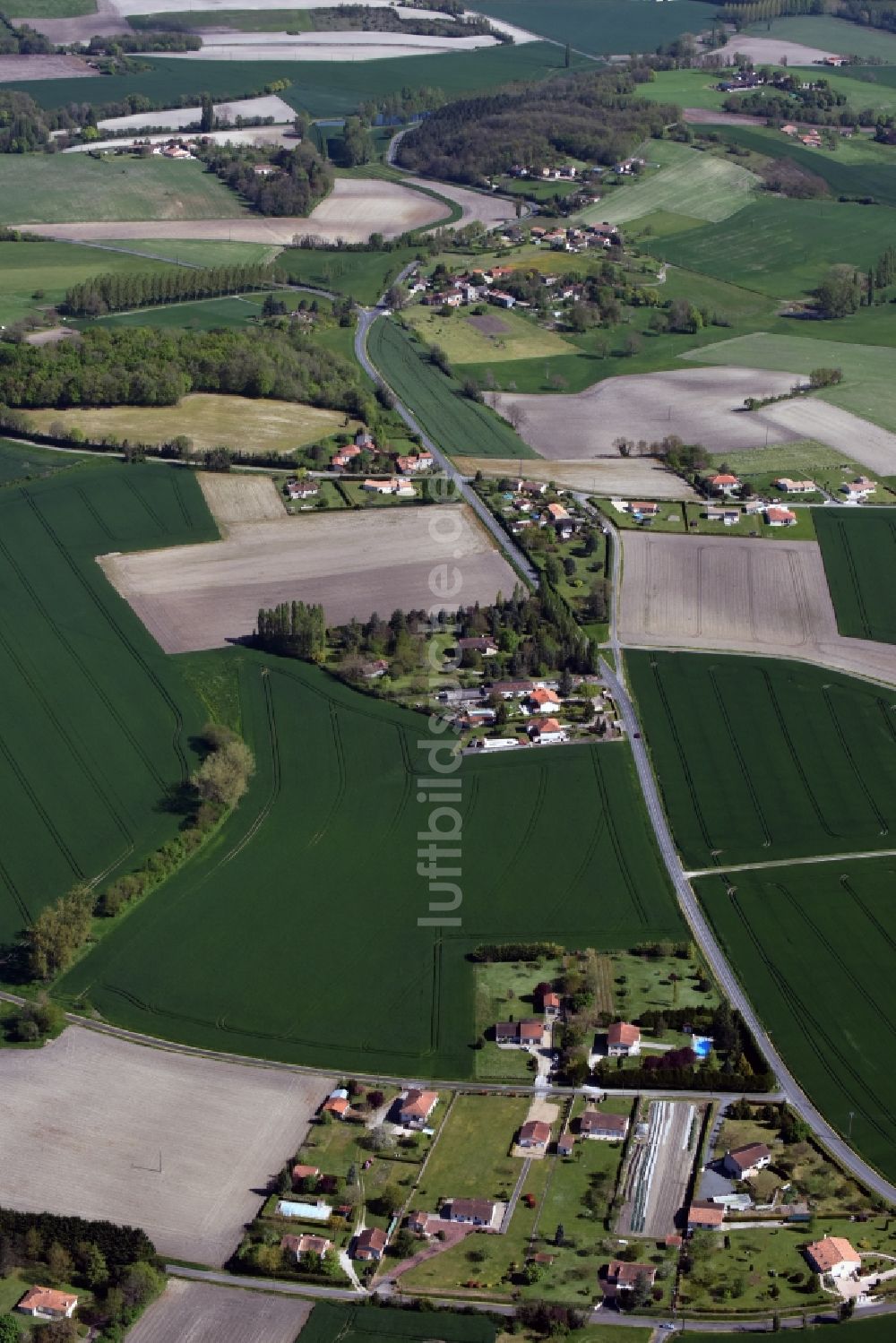 Poitou-Charentes von oben - Gehöft eines Bauernhofes am Rand von bestellten Feldern in Poitou-Charentes in Aquitaine Limousin Poitou-Charentes, Frankreich