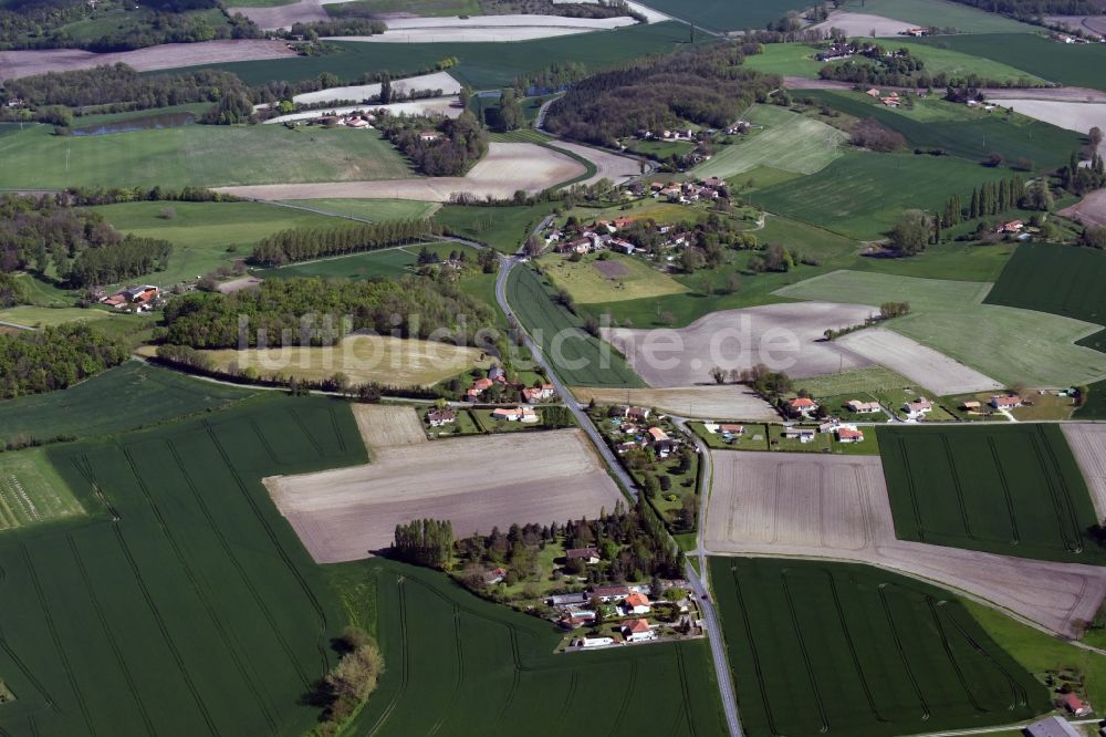 Poitou-Charentes aus der Vogelperspektive: Gehöft eines Bauernhofes am Rand von bestellten Feldern in Poitou-Charentes in Aquitaine Limousin Poitou-Charentes, Frankreich