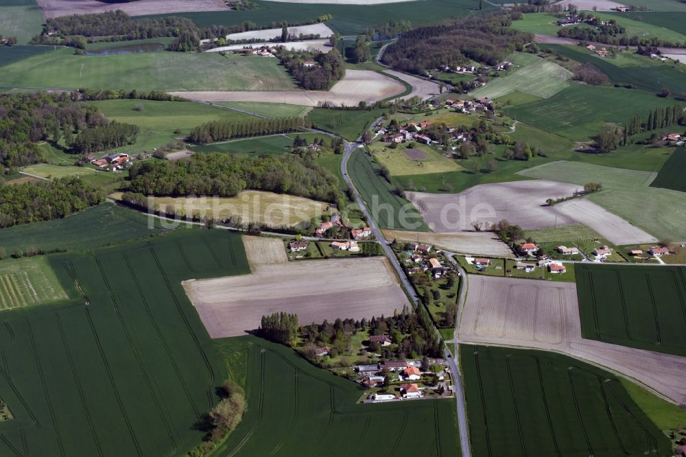 Luftbild Poitou-Charentes - Gehöft eines Bauernhofes am Rand von bestellten Feldern in Poitou-Charentes in Aquitaine Limousin Poitou-Charentes, Frankreich