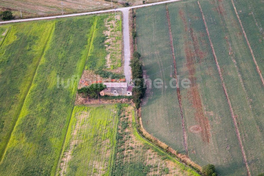 Luftaufnahme Riccio - Gehöft eines Bauernhofes am Rand von bestellten Feldern in Riccio in der Toscana, Italien