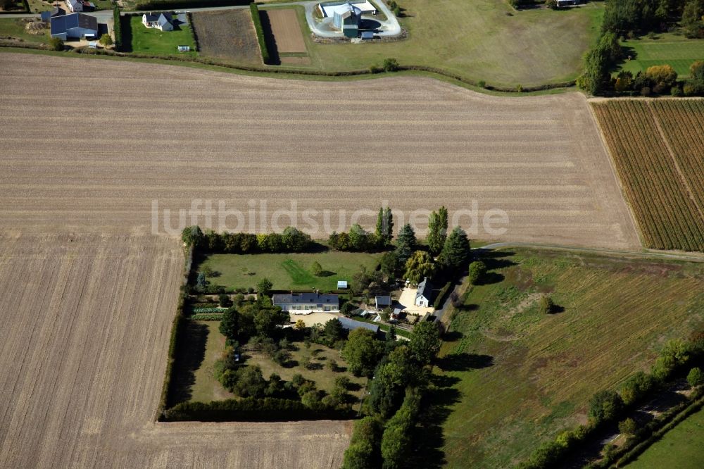 Luftbild Saint Clement des Levees - Gehöft eines Bauernhofes am Rand von bestellten Feldern in Saint Clement des Levees in Pays de la Loire, Frankreich