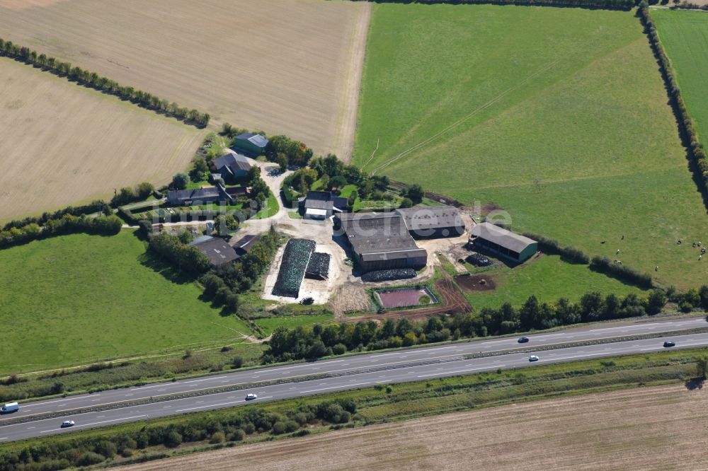 Luftbild Saint Leger des Bois - Gehöft eines Bauernhofes am Rand von bestellten Feldern in Saint Leger des Bois in Pays de la Loire, Frankreich