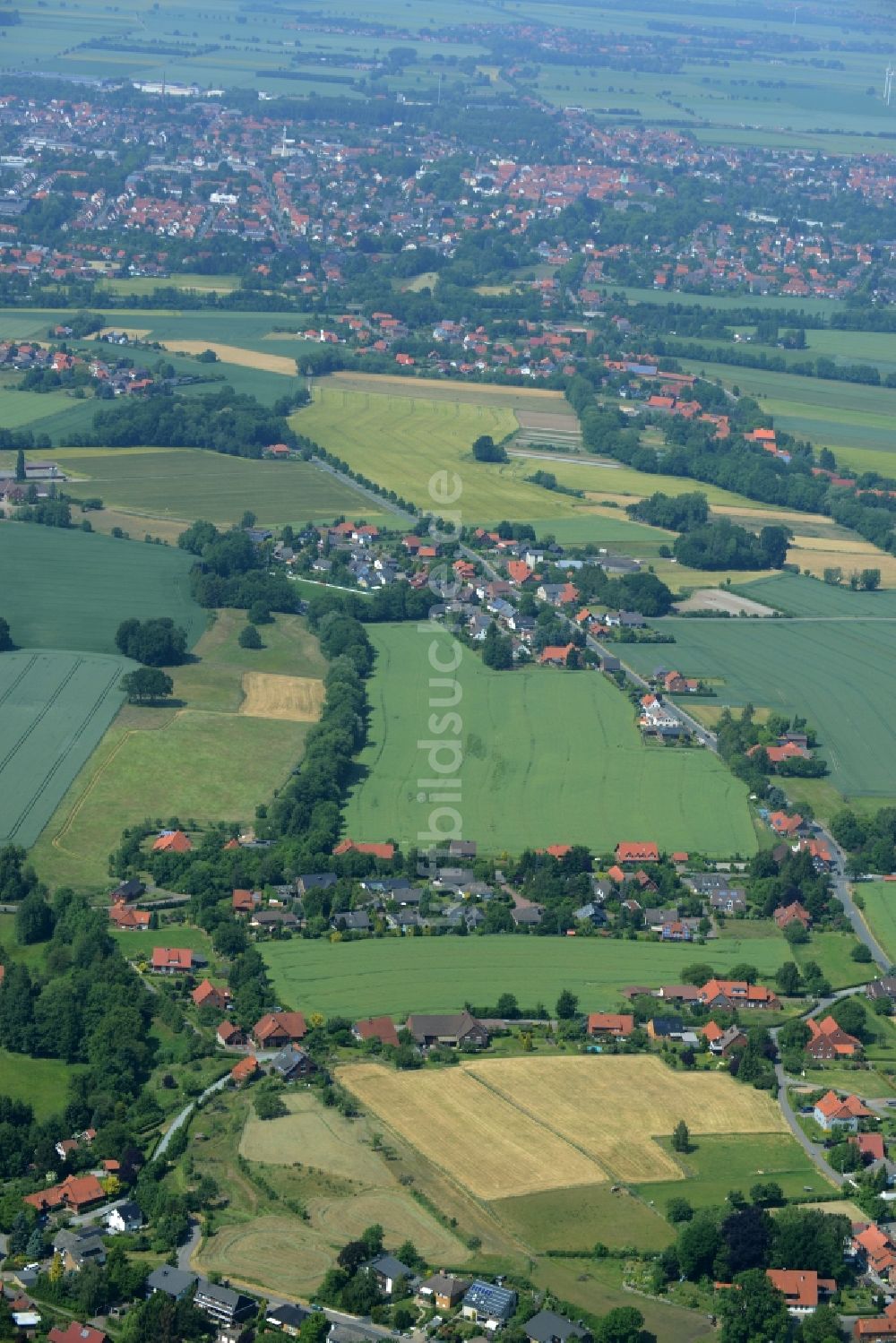 Stadthagen aus der Vogelperspektive: Gehöft eines Bauernhofes am Rand von bestellten Feldern in Stadthagen im Bundesland Niedersachsen