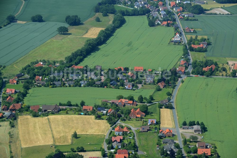 Luftaufnahme Stadthagen - Gehöft eines Bauernhofes am Rand von bestellten Feldern in Stadthagen im Bundesland Niedersachsen