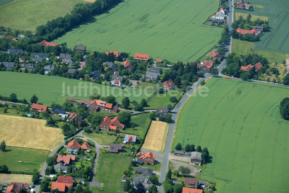 Stadthagen von oben - Gehöft eines Bauernhofes am Rand von bestellten Feldern in Stadthagen im Bundesland Niedersachsen